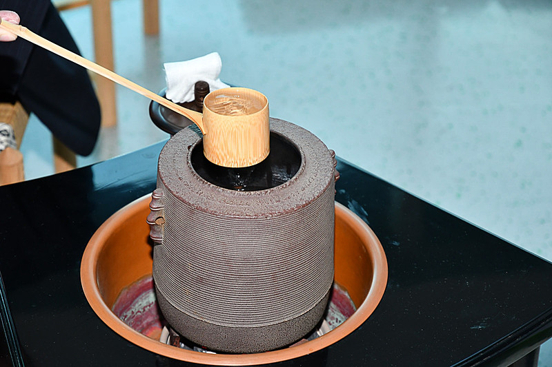 柄杓に7割ほど入れたお湯を茶碗に入れる