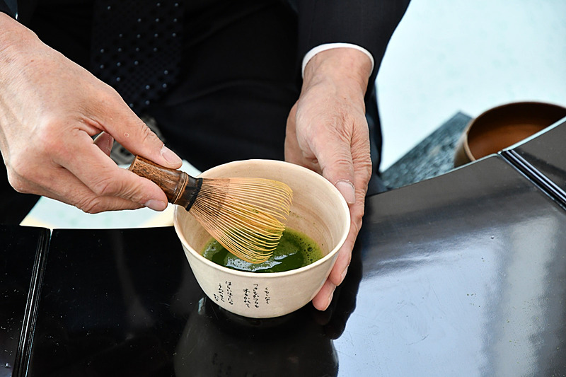 茶筅（ちゃせん）で茶を点てる