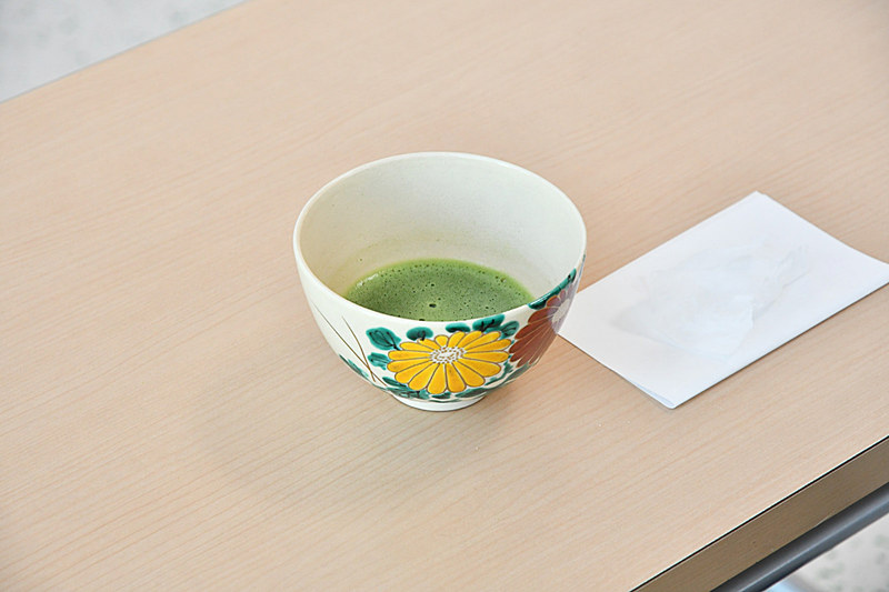 茶碗が目の前に運ばれてくると、時計回りに90度回転させてから飲む、という手順