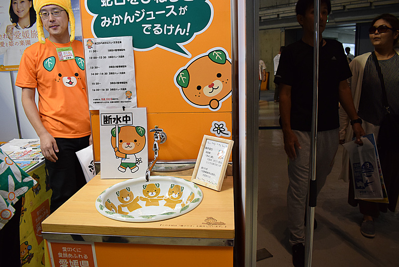 愛媛県観光物産協会では、みかんジュースの出る蛇口を設置。「愛媛県から引いてきました（笑）」とのこと