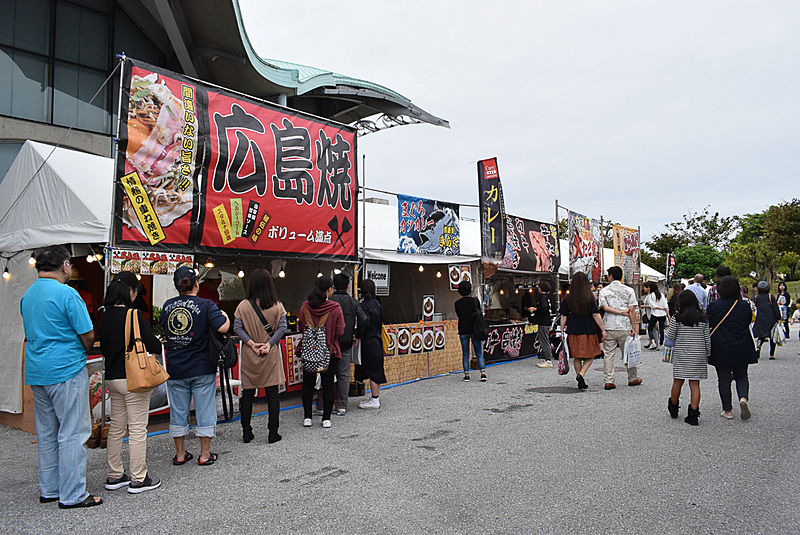 国内フードは、広島お好み焼き、横須賀カレー、大分のから揚げなどが出店
