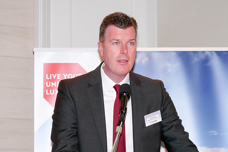 観光セミナーで挨拶する、ルクセンブルク経済省 観光担当部長のリッキー・ヴォール氏