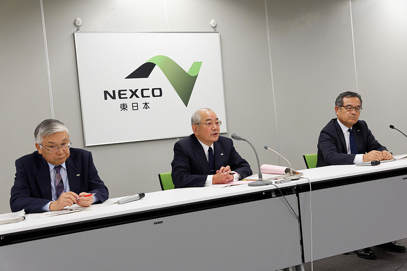 定例会見を行なった東日本高速道路株式会社代表取締役社長 廣瀨博氏（中央）、取締役兼常務執行役員 管理事業本部長 遠藤元一氏（左）、取締役兼常務執行役員 事業開発本部長 萩原隆一氏（右）