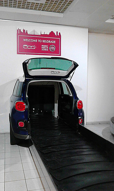 ベオグラードのニコラ・テスラ空港。預けた荷物が出てくるところがなぜか車
