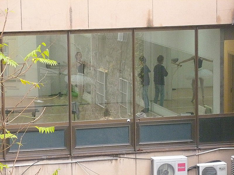 アパートの窓からは向かいのビルでバレエのレッスンをする女の子たちの姿も