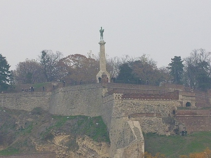 勝利者の像を要塞の反対側から見るとこうなります