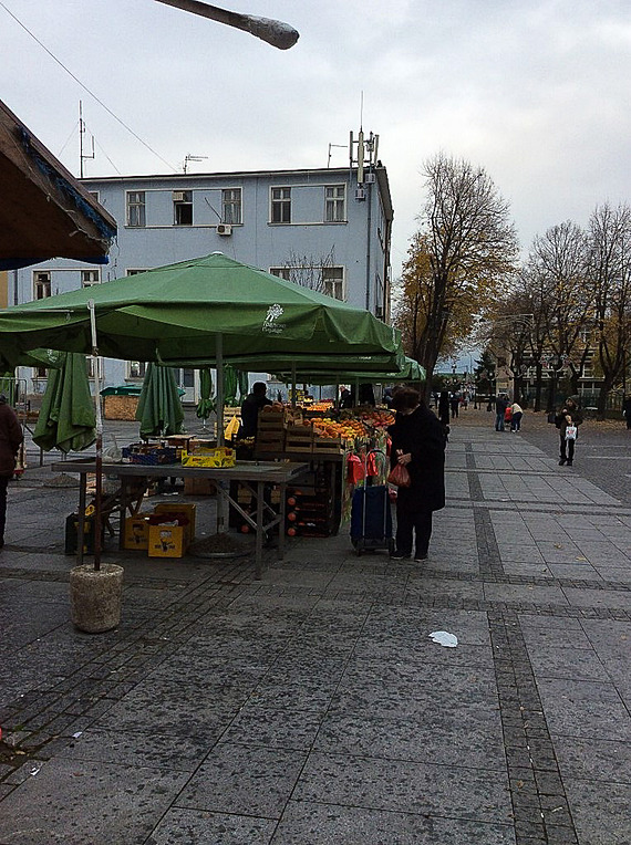 川岸からまたバス停に向かって歩いていると市場が店じまい中でした