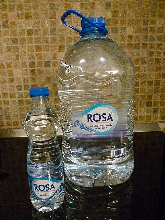 Rosaは（私がセルビア語のラベルを読み間違えていなければ）硬度55mg/Lの軟水です