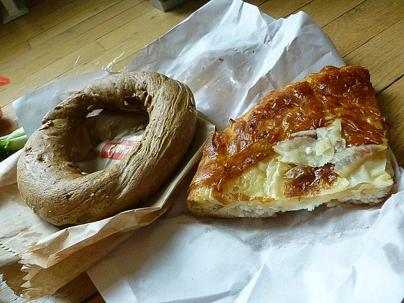 市場で買ったパン。左は甘みのないドーナツみたいでした。右はBrek（ブレク）というカッテージチーズらしきものが入ったキッシュみたいな感じ。どちらも油がすごいです。ブレクにはひき肉入りのものなどもあるのですが、セルビア人が歩きながらこのブレクを食べている姿をよく見かけました