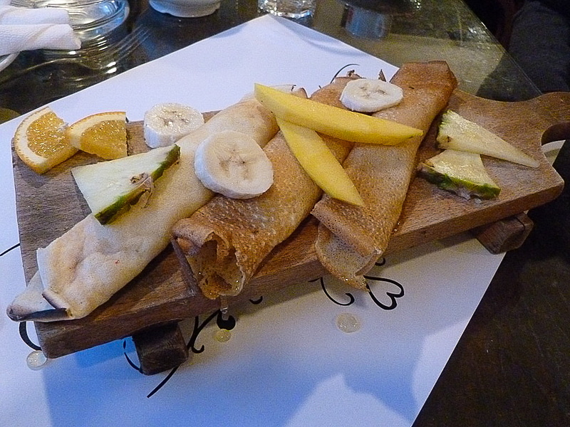 Geen Dayじゃない日の料理はどうなのだろうと、日曜日にデザートだけを食べに行ってみました。食べたのはセルビア風クレープとのことでしたが、普通のクレープにハチミツをかけたものでした。まずくはないけど、私にはGreen Dayのメニューがよさそうです