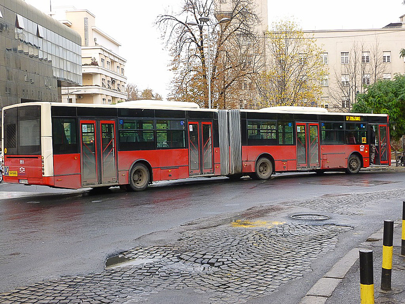 写真左からバス、トロリーバス、トラム