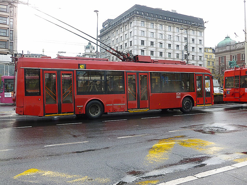 写真左からバス、トロリーバス、トラム