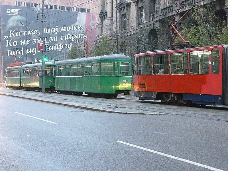 写真左からバス、トロリーバス、トラム