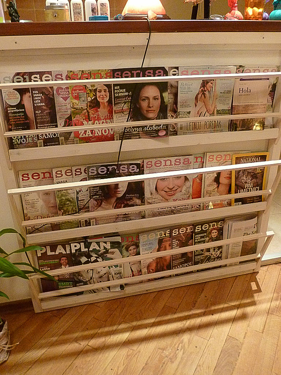待合室にある雑誌の1つ「sensa」はセルビアで発行されているホリスティックマガジン。アナさんも誌面で紹介されたことがあるそうです