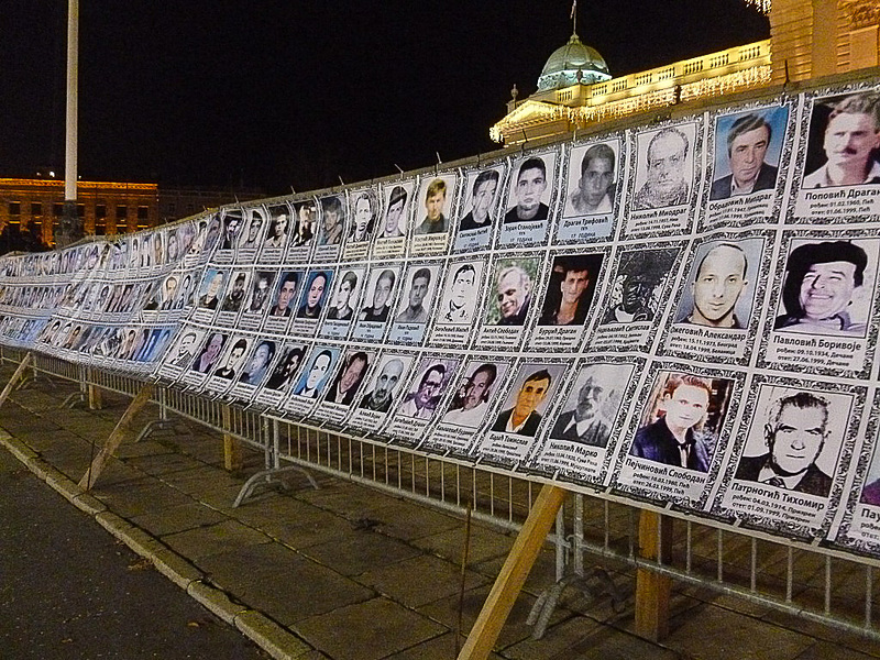 国会議事堂の前にはNATOの空爆で亡くなった人たちの写真が「犠牲者の家族より」という文字とともに並んでいます