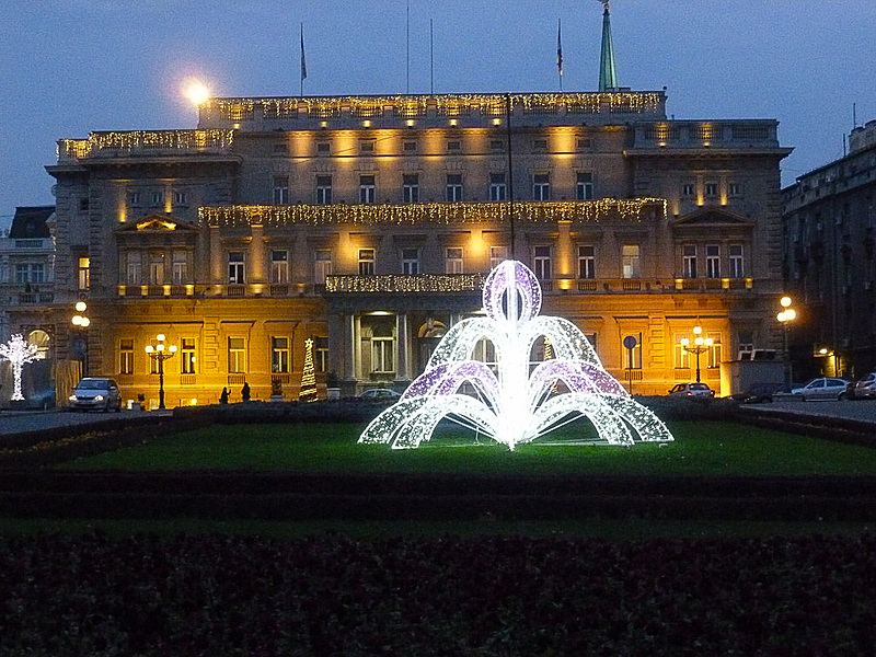 ライトアップされた夜のベオグラード