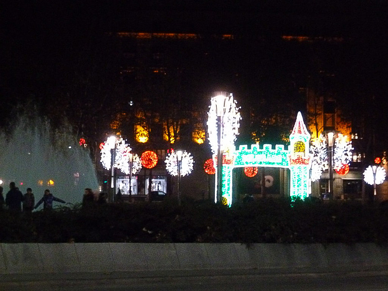 クリスマスイルミネーションが街のあちこちで始まっていました