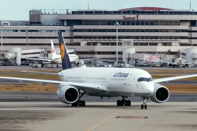 106番スポットへ向かうエアバス A350-900型機