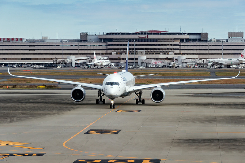 106番スポットへ向かうエアバス A350-900型機