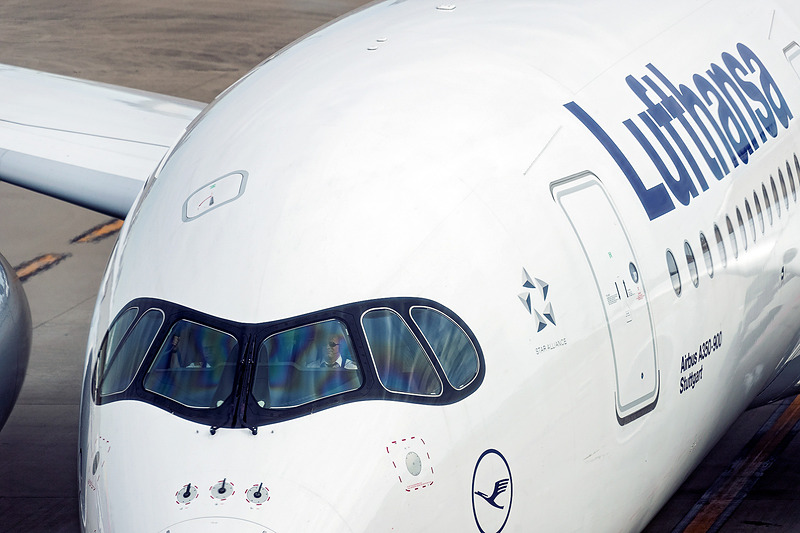 106番スポットへ向かうエアバス A350-900型機