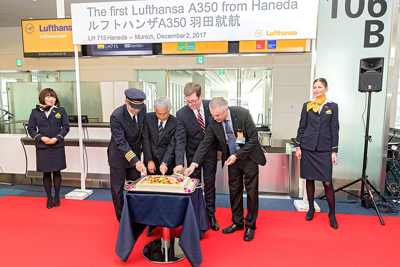 就航を記念したケーキカット