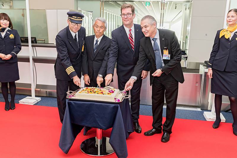 就航を記念したケーキカット