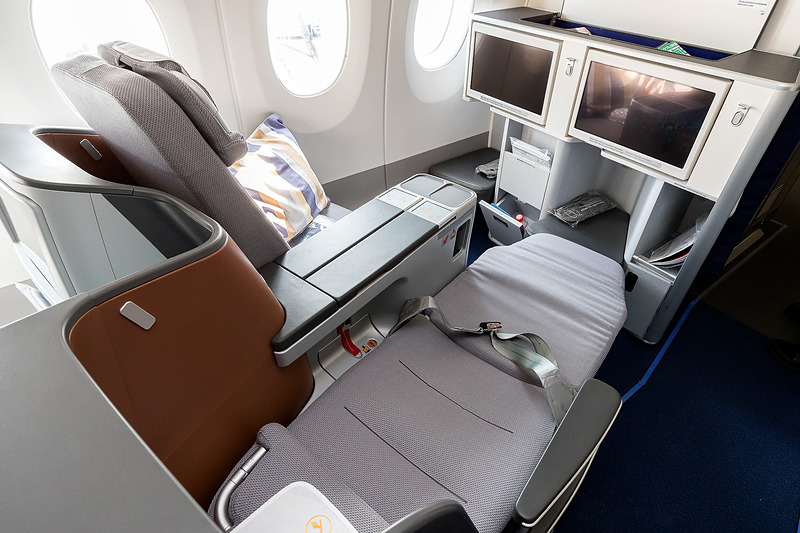 ビジネスクラスのシートをリクライニングさせ、最後はフルフラットに