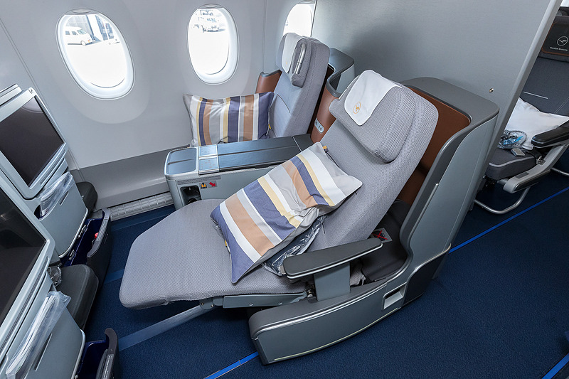 ビジネスクラスのシートをリクライニングさせ、最後はフルフラットに