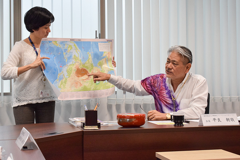 カレンダーの地図を説明する平良会長