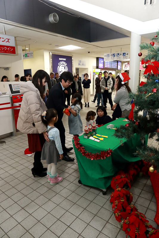 「3人のお姫さま」は緊張からか恥ずかしそうにスイッチ前へ