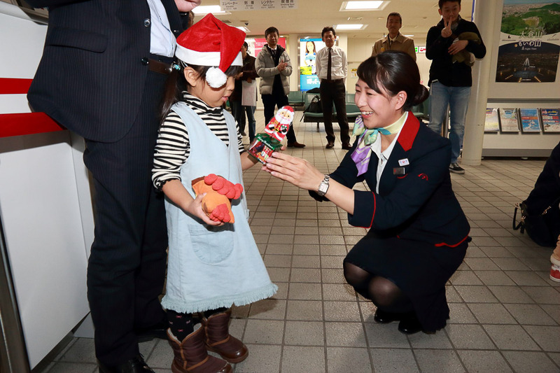 点灯スイッチを押した「3人のお姫さま」にはプレゼントが手渡された