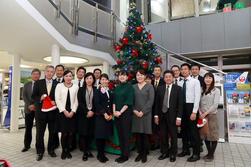 点灯式には札幌丘珠空港ビル株式会社 常務取締役 橋俊明氏と、株式会社北海道エアシステム 代表取締役社長 桑野洋一郎氏をはじめHACスタッフが参加した