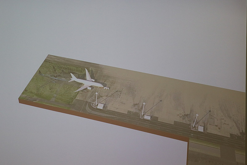 ZA001号機が現在駐機している箇所からFLIGHT OF DREAMSまで約900mを移動する