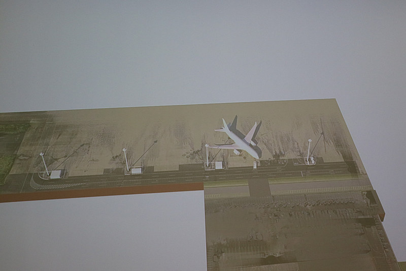 ZA001号機が現在駐機している箇所からFLIGHT OF DREAMSまで約900mを移動する