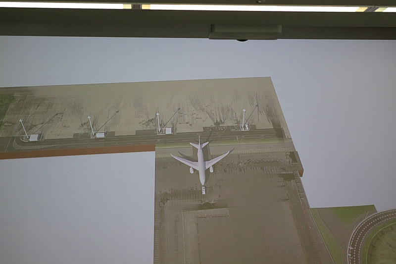 ZA001号機が現在駐機している箇所からFLIGHT OF DREAMSまで約900mを移動する