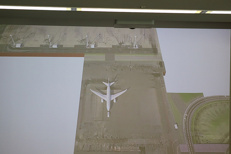 ZA001号機が現在駐機している箇所からFLIGHT OF DREAMSまで約900mを移動する