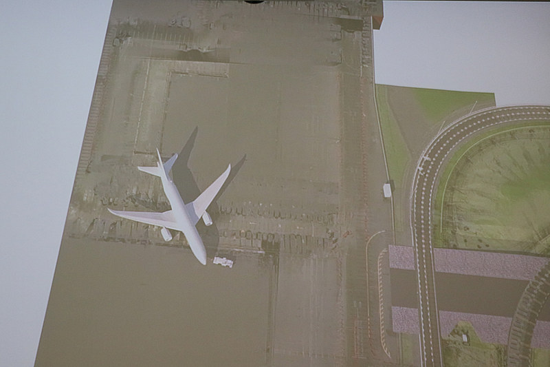 ZA001号機が現在駐機している箇所からFLIGHT OF DREAMSまで約900mを移動する