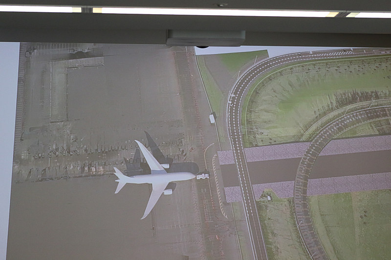 ZA001号機が現在駐機している箇所からFLIGHT OF DREAMSまで約900mを移動する