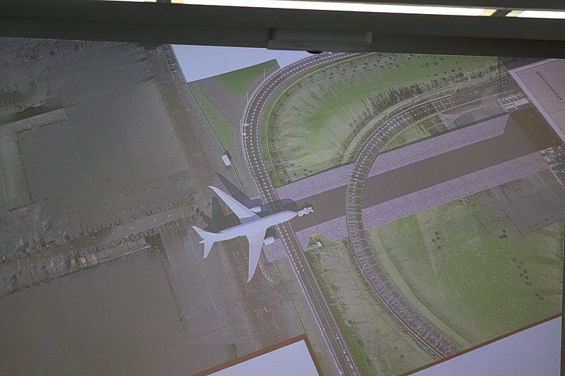 ZA001号機が現在駐機している箇所からFLIGHT OF DREAMSまで約900mを移動する