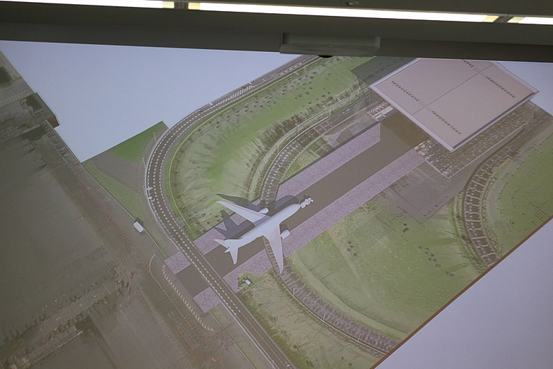 ZA001号機が現在駐機している箇所からFLIGHT OF DREAMSまで約900mを移動する