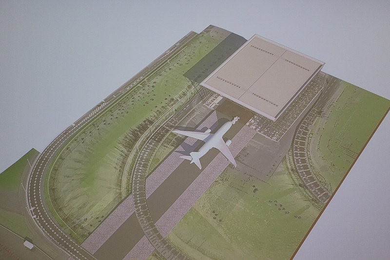 ZA001号機が現在駐機している箇所からFLIGHT OF DREAMSまで約900mを移動する