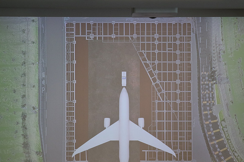 ZA001号機が現在駐機している箇所からFLIGHT OF DREAMSまで約900mを移動する