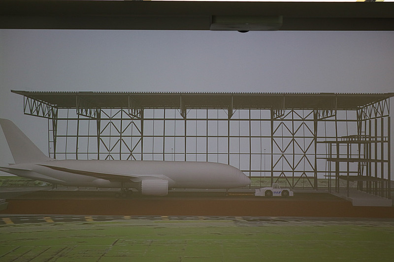 ZA001号機が現在駐機している箇所からFLIGHT OF DREAMSまで約900mを移動する