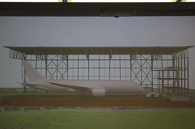 ZA001号機が現在駐機している箇所からFLIGHT OF DREAMSまで約900mを移動する