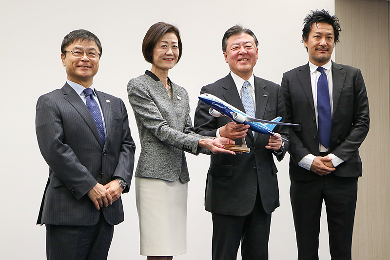 セントレアは、複合商業施設「FLIGHT OF DREAMS」における展示エリアのスポンサーを発表した。左から中部国際空港株式会社 代表取締役社長 友添雅直氏、日本航空株式会社 代表取締役専務 大川順子氏、全日本空輸株式会社 代表取締役副社長 志岐隆史氏、チームラボ株式会社 代表取締役 猪子寿之