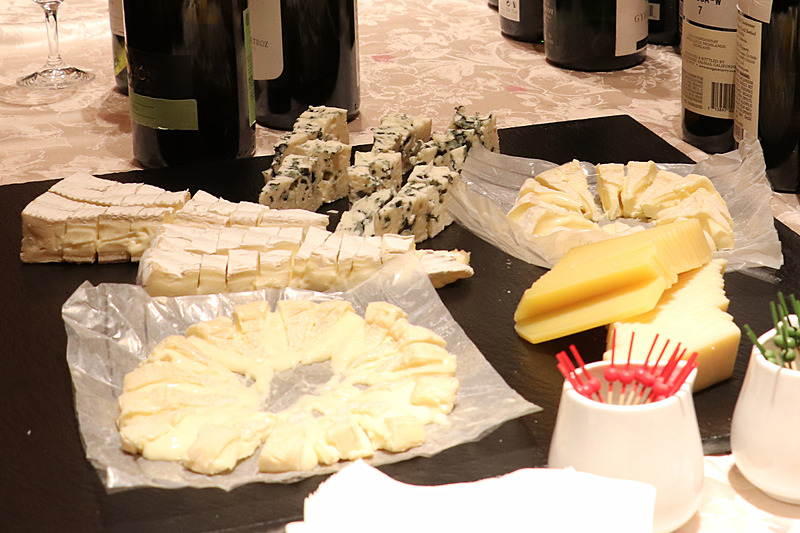 チーズとともに参加者にワインが振る舞われた