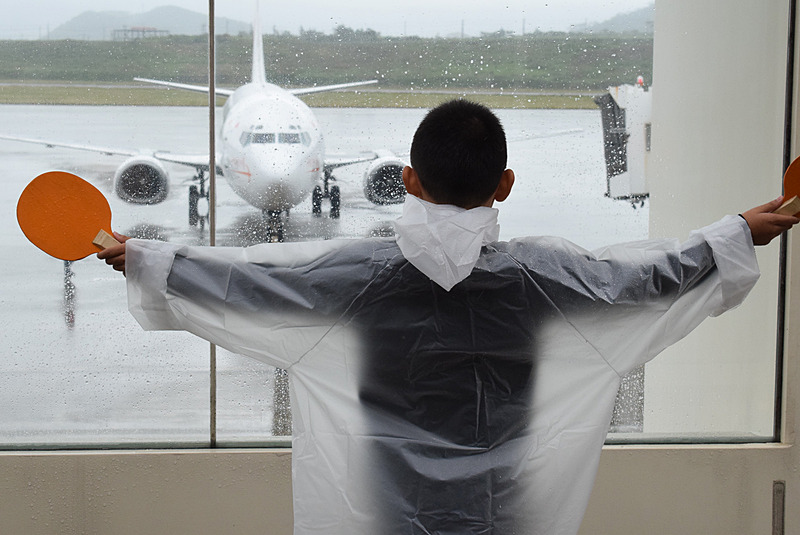 新石垣空港に、JTAの飛行機をスポットへ誘導できるマーシャリング体験コーナーが登場