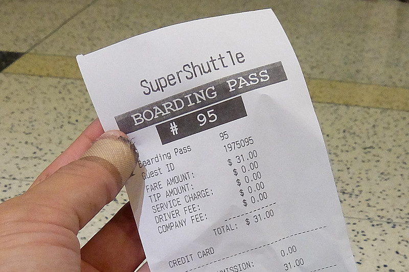 行き先を告げて料金を支払い、クルマの到着を待つ