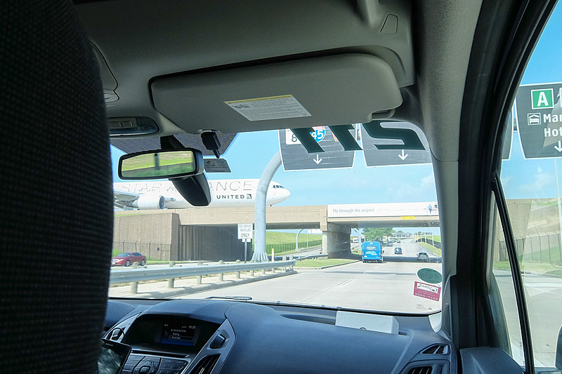 空港から市街地へ。運がよいとこんな光景も