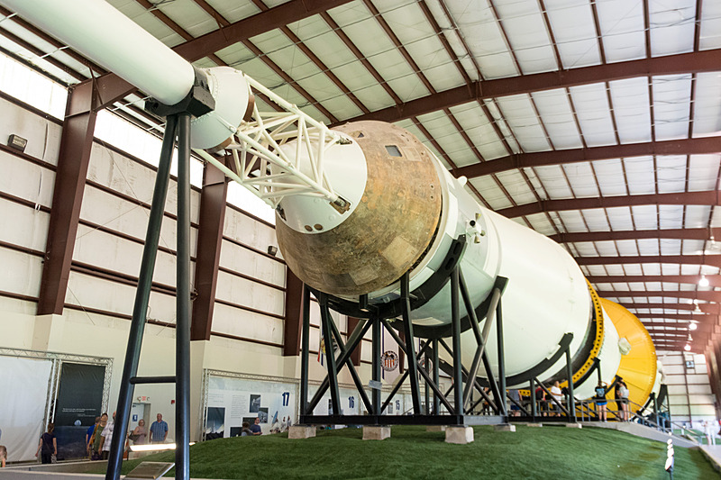 アポロ11号月面着陸の実況で流れた「こちらヒューストン」で知られるジョンソン宇宙センターのコントロールセンター。現在は使われておらず、無料のトラムツアーで見学できる。写真右は、そのアポロの打ち上げに使われたサターンV型ロケット